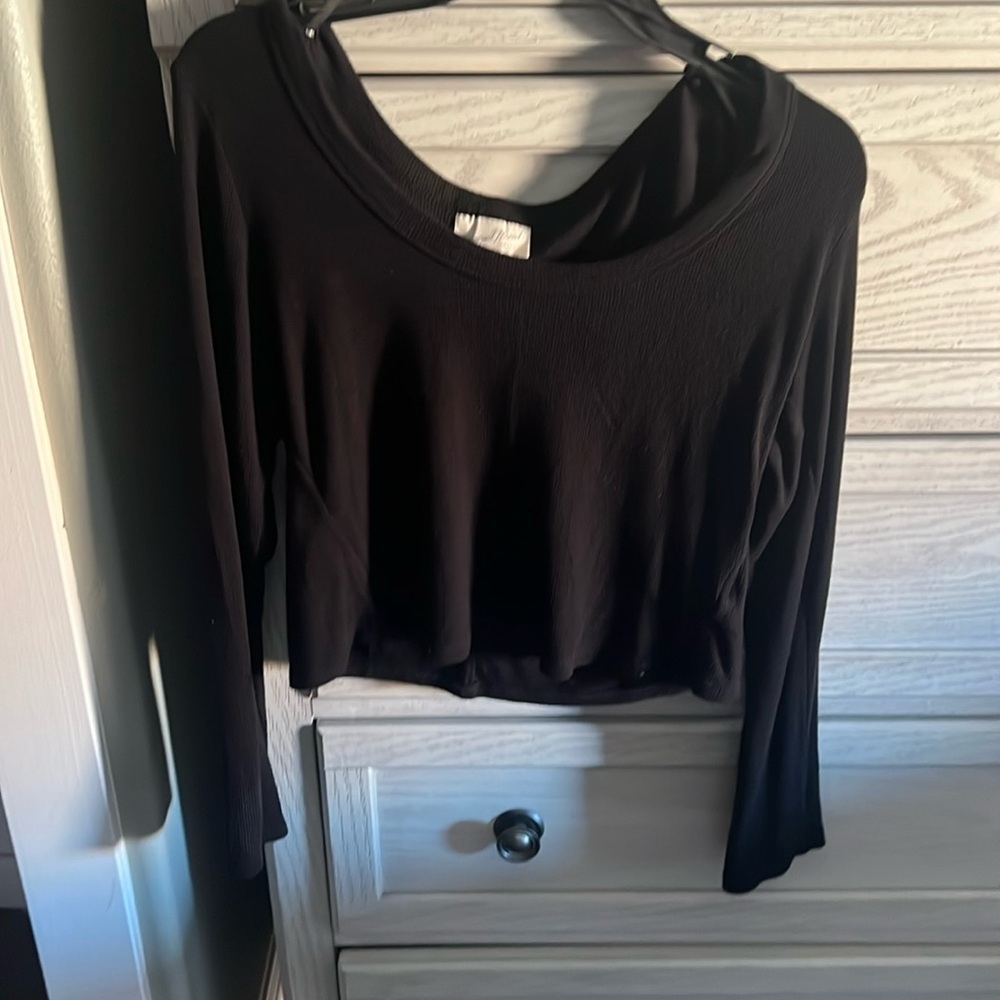 Brand Universal thread. Color black. Crop top long sleeve knitted shirt.